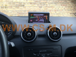Audi A1 med efter monteret navigation over bilens original skærm