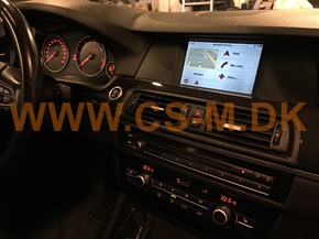 BMW F10/11 efter monteret af Axion navigation, bakkamera og frontkamera via original skærm